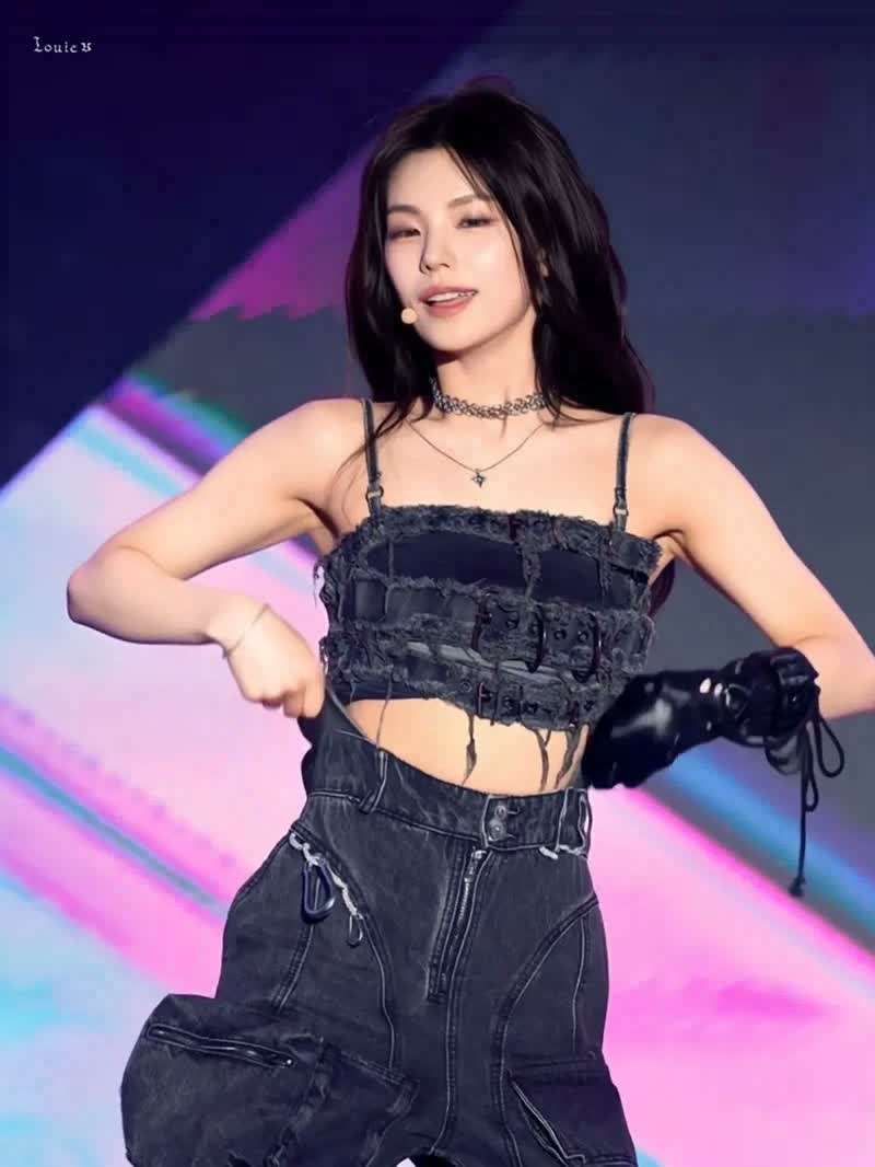 Yeji - shows tits