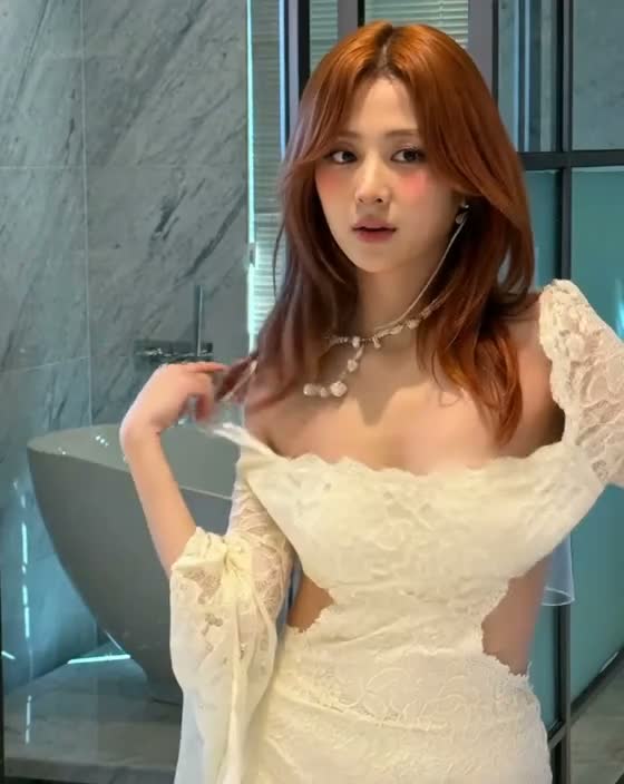 Yunjin - shows tits