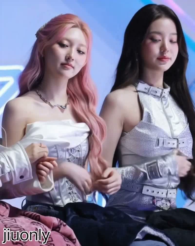 Gaeul - shows boobs