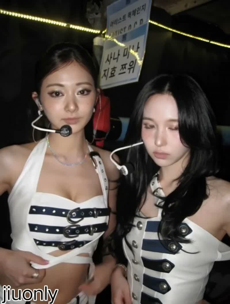 Mina - !shows tits