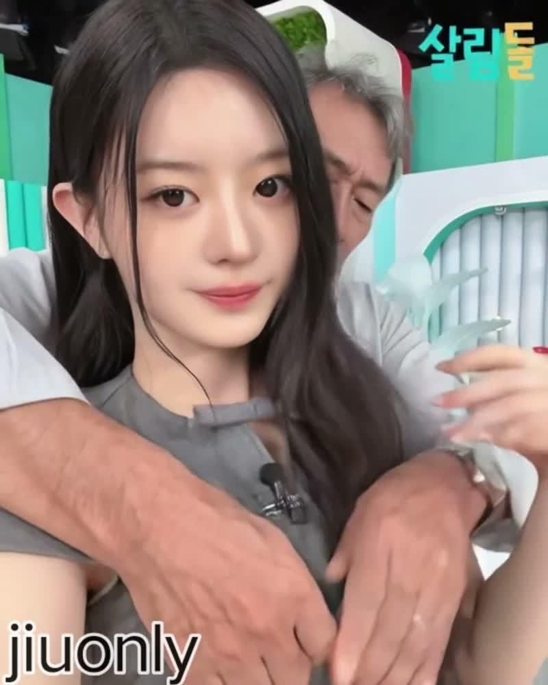Minju - shows tits