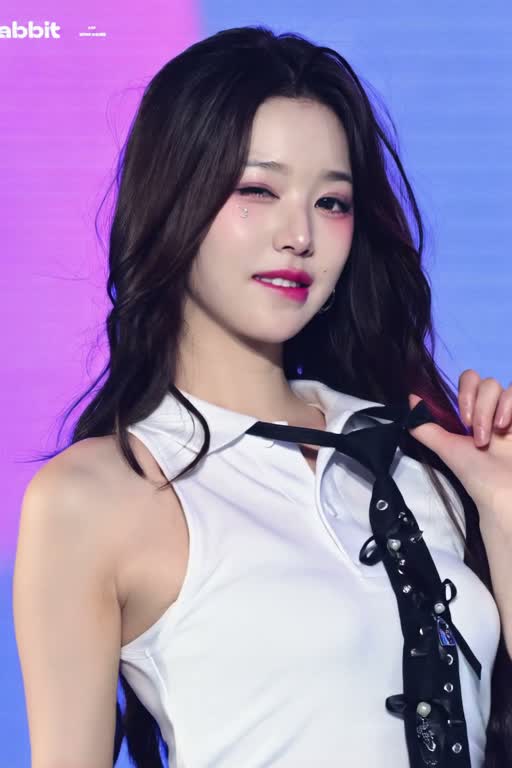 Wonyoung - shows tits
