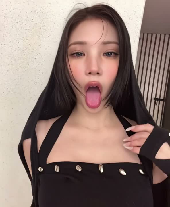 Jiwoo - sucking deep