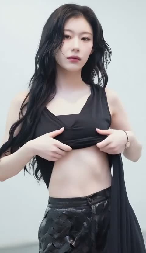 Chaeryeong - shows tits