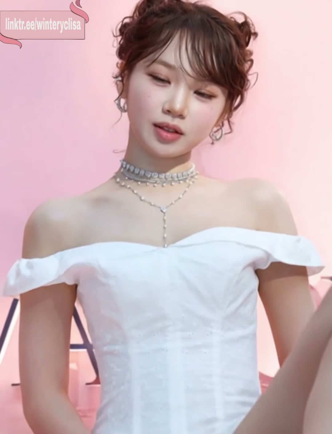 Chaewon - gives footjob