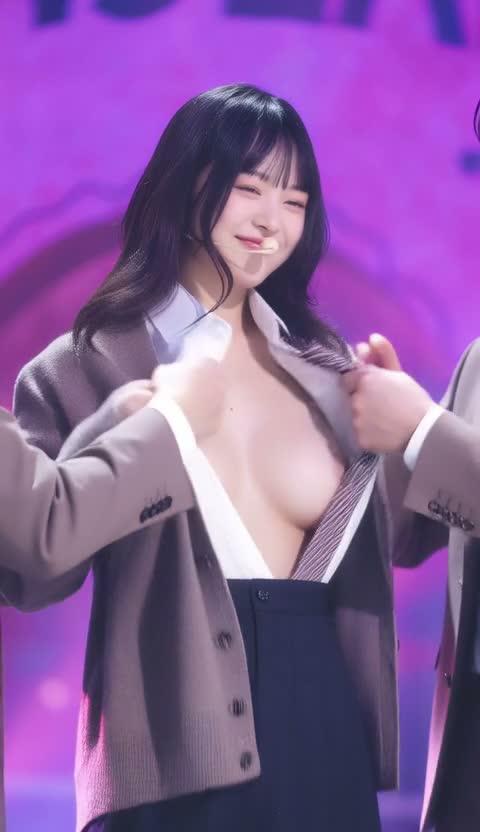 Hanni - shows boobs